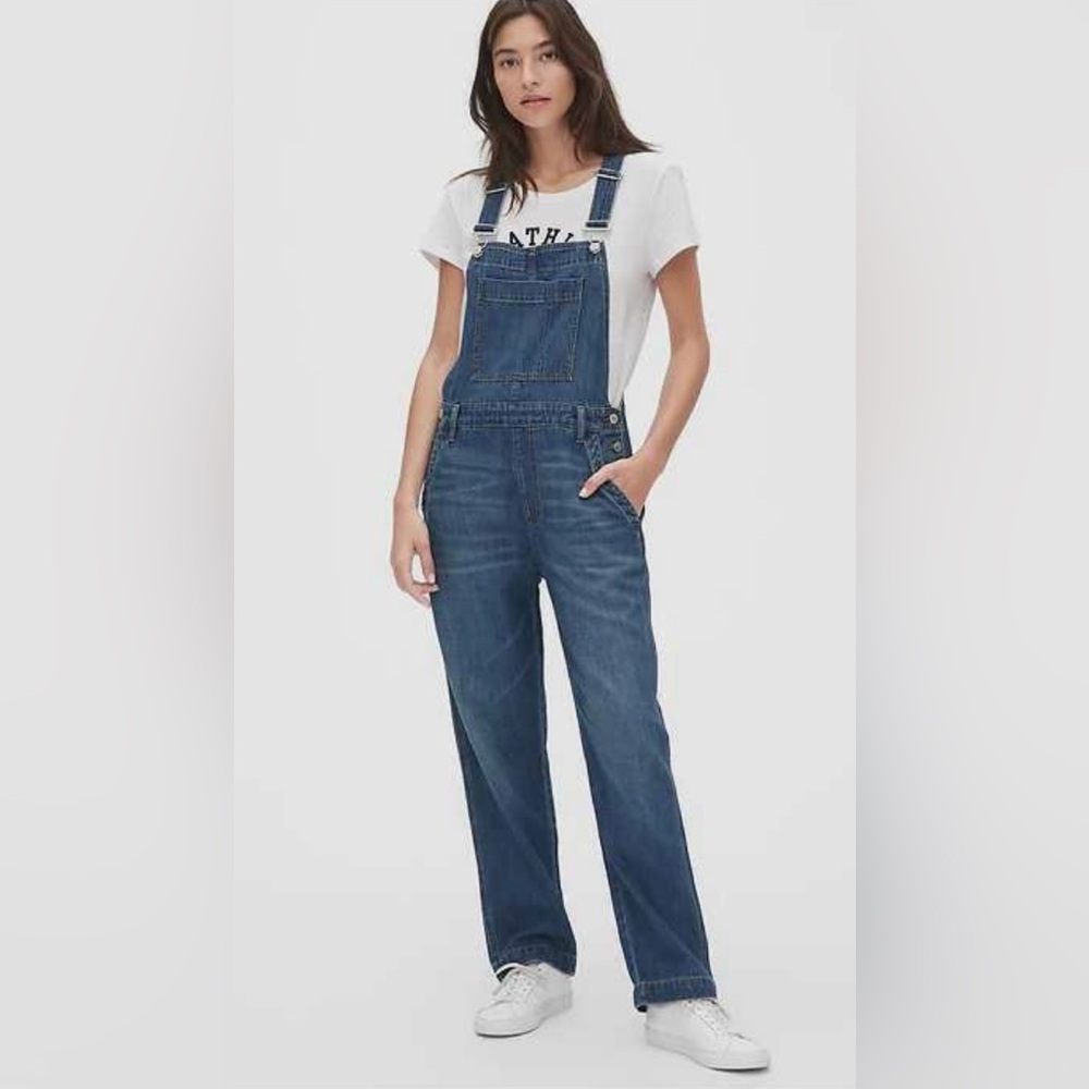 GAP DENIM Slouchy in Medium Indigo Wash. OVERALLS.